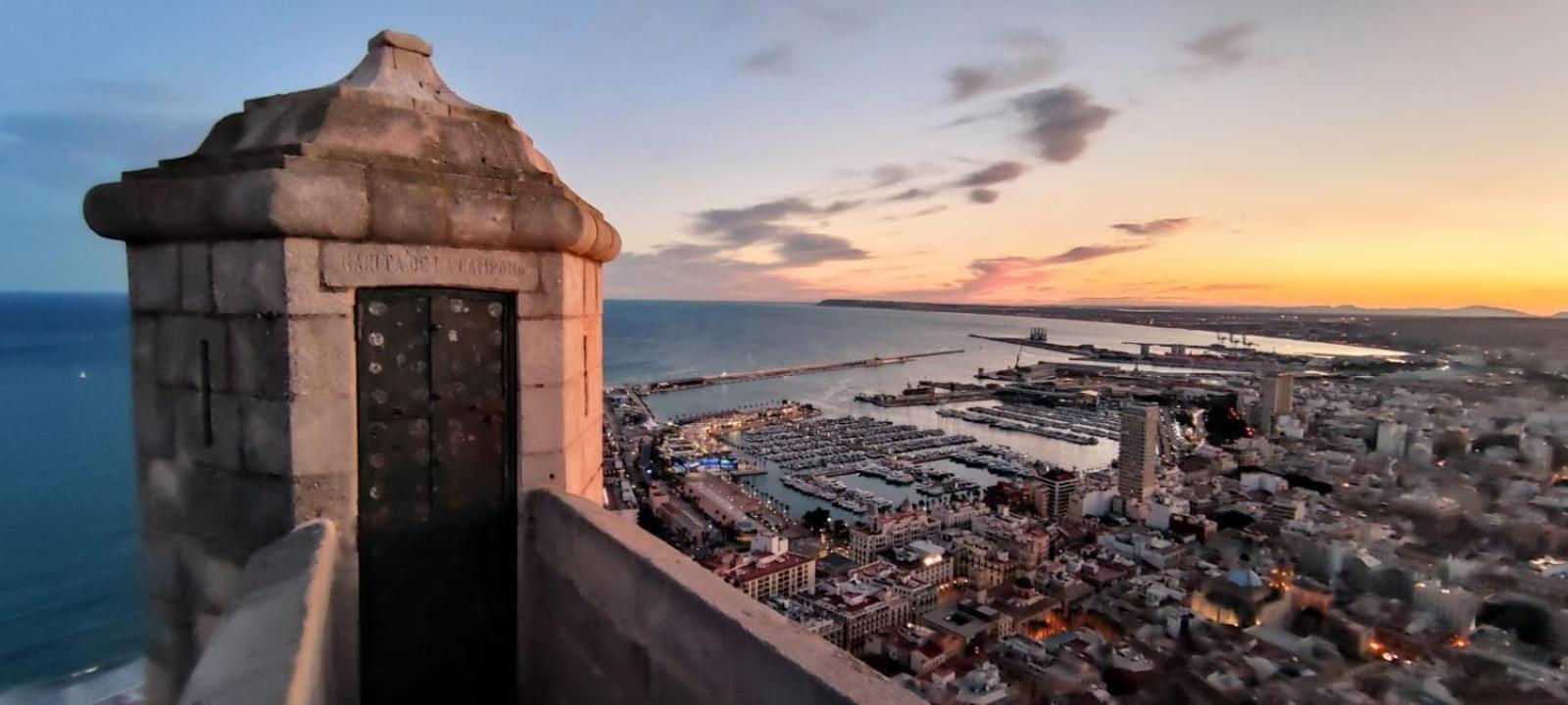Alicante Beach And Center Exteriör bild